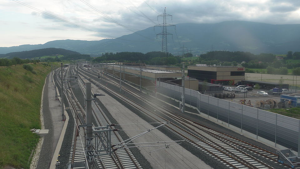 Livebild Baukamera 6 - Webcam Baustelle Koralmtunnel Baulos KAT3: ASC-Halle, Rettungszug-Stützpunkt und ESTW (ca. 5 Minuteninterval)